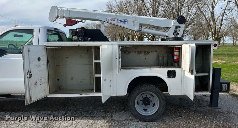 image for item LI9576 2001 Ford F550 Super Duty XL  utility / service truck