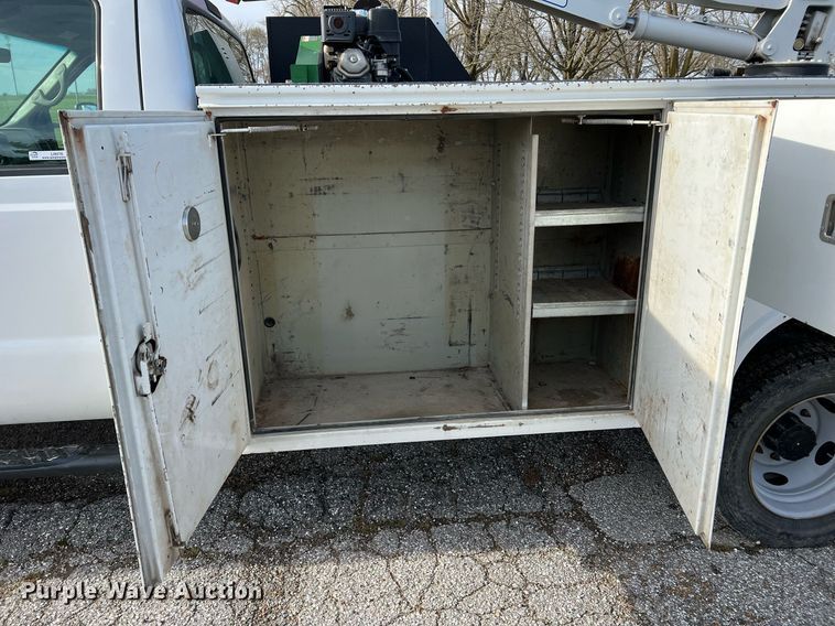 image for item LI9576 2001 Ford F550 Super Duty XL  utility / service truck