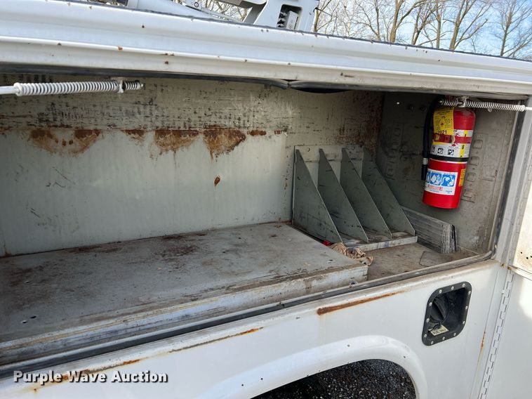 image for item LI9576 2001 Ford F550 Super Duty XL  utility / service truck