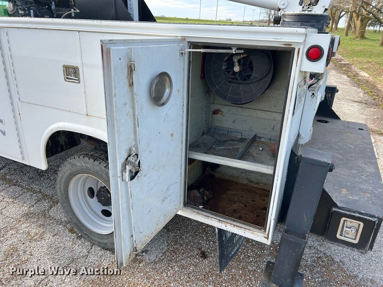 image for item LI9576 2001 Ford F550 Super Duty XL  utility / service truck