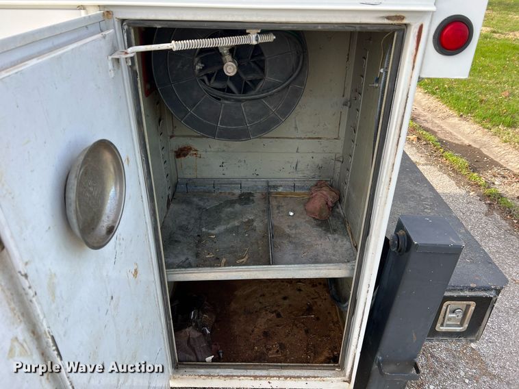 image for item LI9576 2001 Ford F550 Super Duty XL  utility / service truck