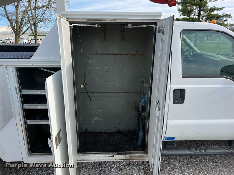 image for item LI9576 2001 Ford F550 Super Duty XL  utility / service truck