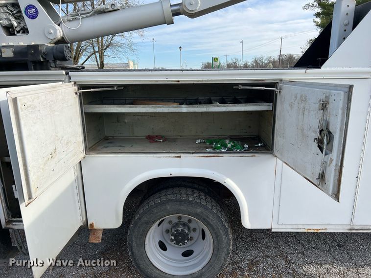 image for item LI9576 2001 Ford F550 Super Duty XL  utility / service truck