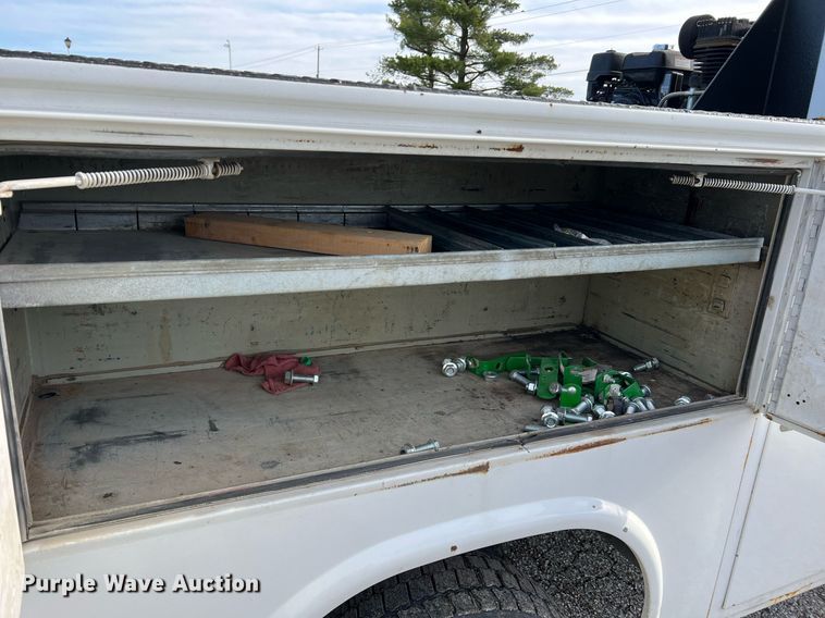 image for item LI9576 2001 Ford F550 Super Duty XL  utility / service truck