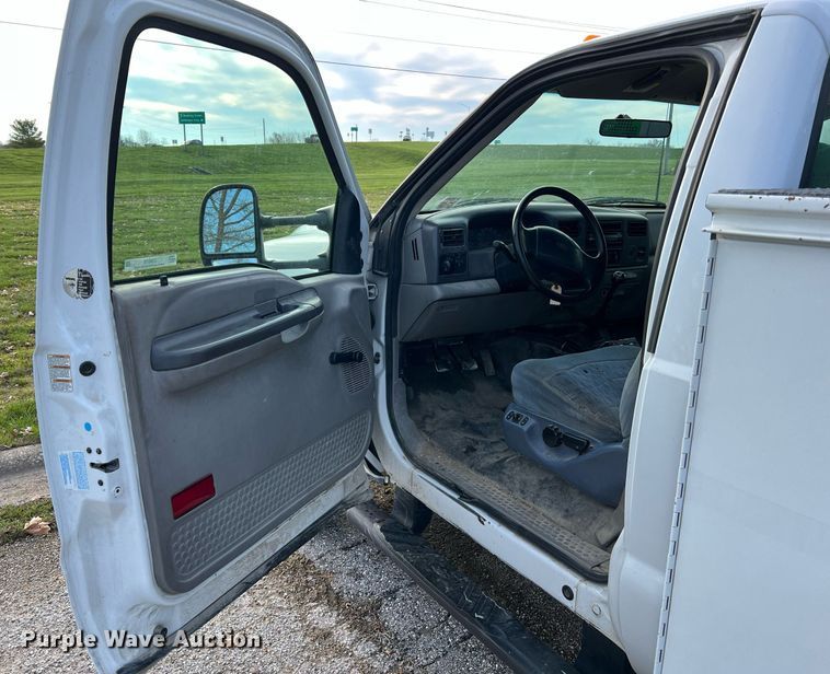 image for item LI9576 2001 Ford F550 Super Duty XL  utility / service truck
