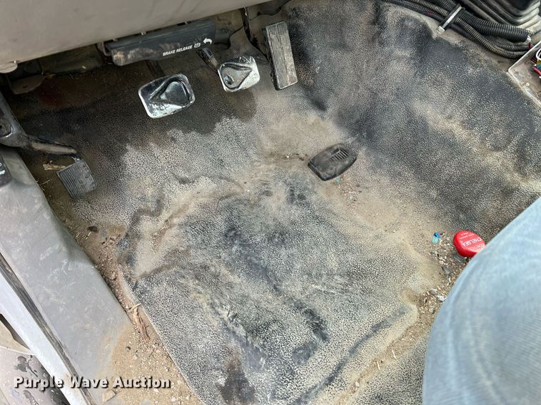 image for item LI9576 2001 Ford F550 Super Duty XL  utility / service truck