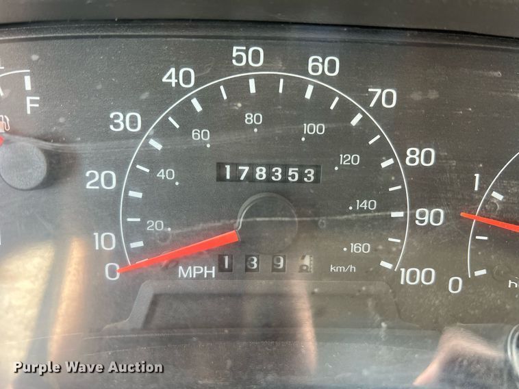 image for item LI9576 2001 Ford F550 Super Duty XL  utility / service truck