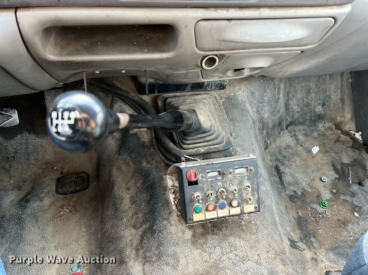 image for item LI9576 2001 Ford F550 Super Duty XL  utility / service truck