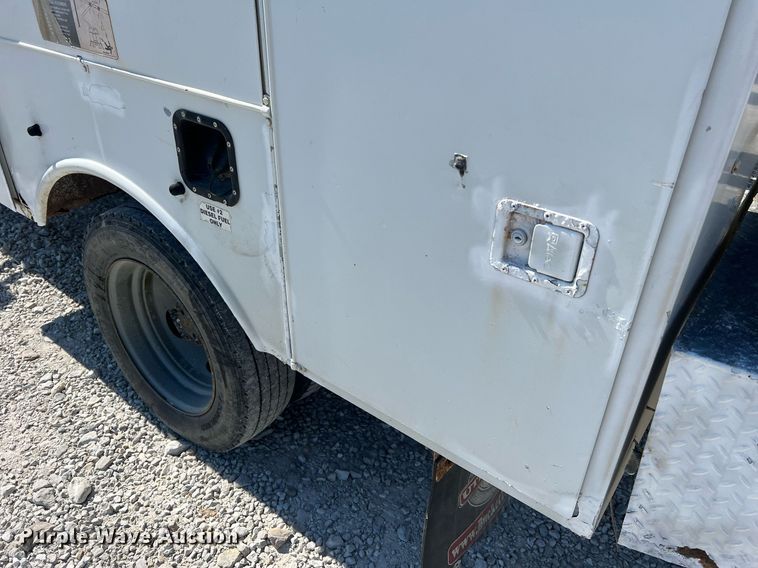 image for item LI9608 2003 Ford F550 Super Duty XL  bucket truck