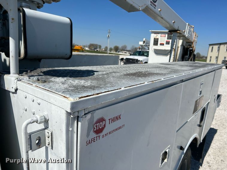 image for item LI9608 2003 Ford F550 Super Duty XL  bucket truck