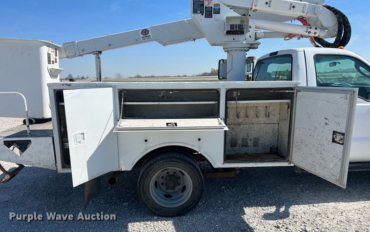 image for item LI9608 2003 Ford F550 Super Duty XL  bucket truck