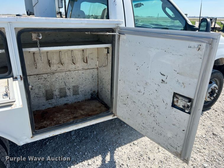 image for item LI9608 2003 Ford F550 Super Duty XL  bucket truck