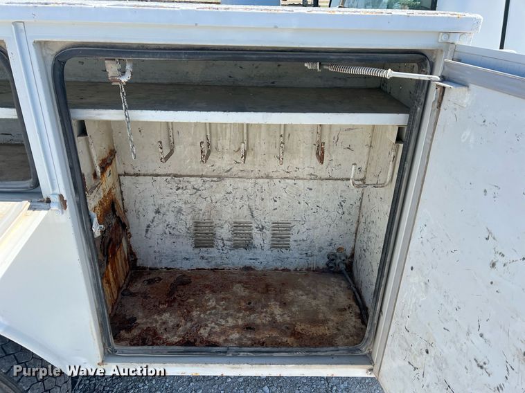 image for item LI9608 2003 Ford F550 Super Duty XL  bucket truck