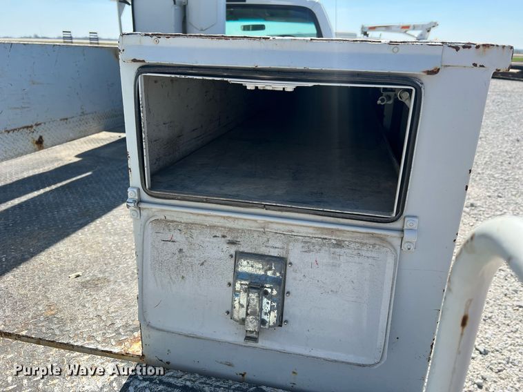 image for item LI9608 2003 Ford F550 Super Duty XL  bucket truck