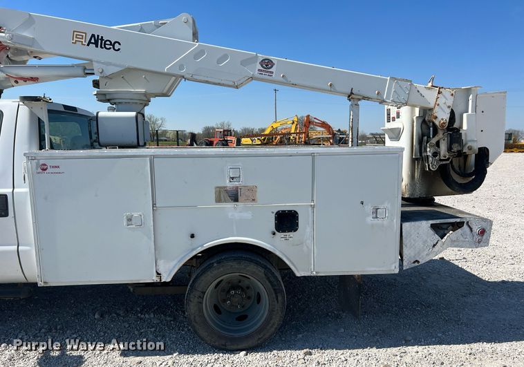 image for item LI9608 2003 Ford F550 Super Duty XL  bucket truck