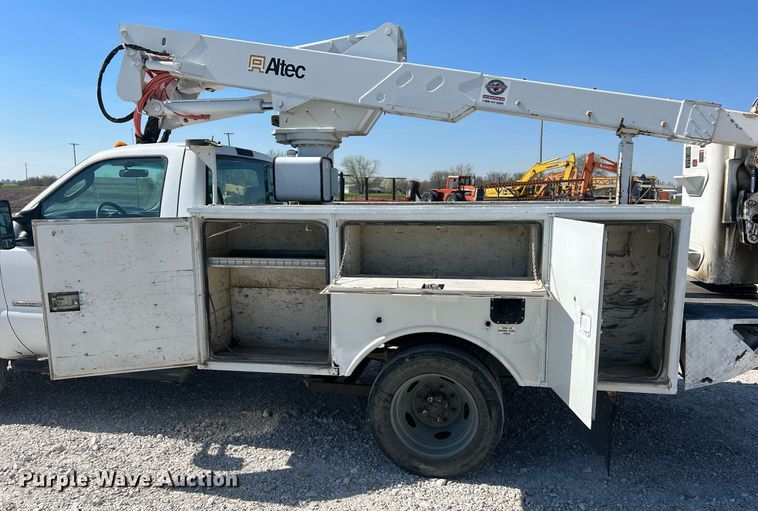 image for item LI9608 2003 Ford F550 Super Duty XL  bucket truck