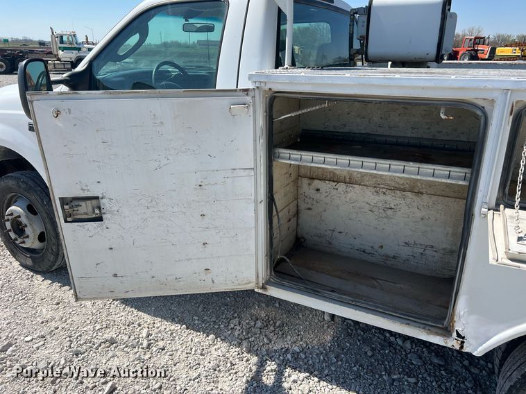 image for item LI9608 2003 Ford F550 Super Duty XL  bucket truck