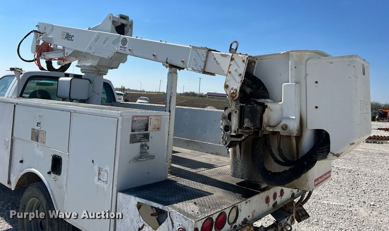image for item LI9608 2003 Ford F550 Super Duty XL  bucket truck
