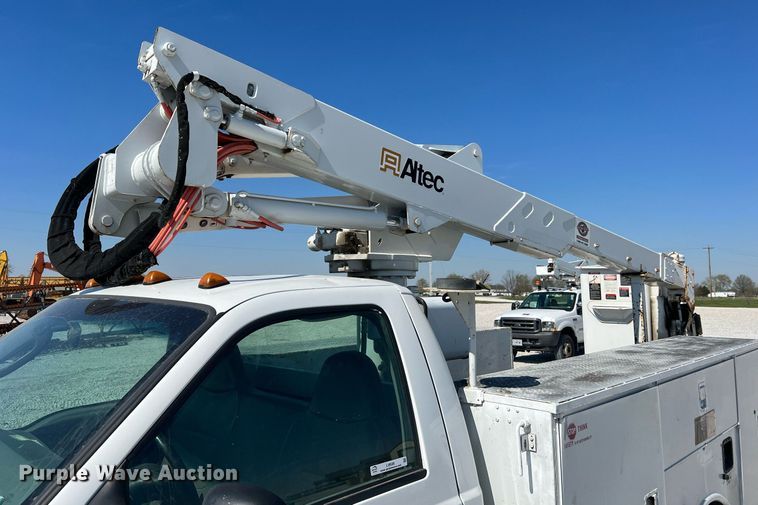 image for item LI9608 2003 Ford F550 Super Duty XL  bucket truck
