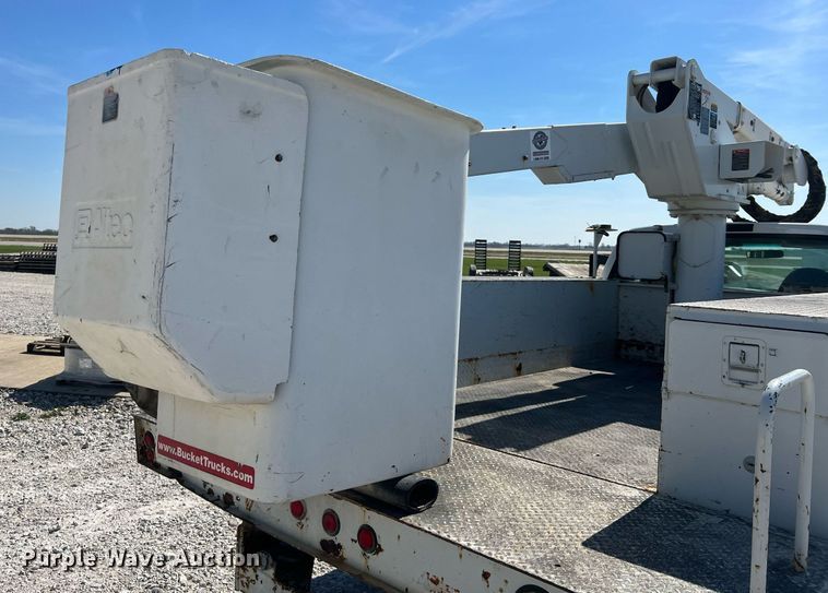 image for item LI9608 2003 Ford F550 Super Duty XL  bucket truck