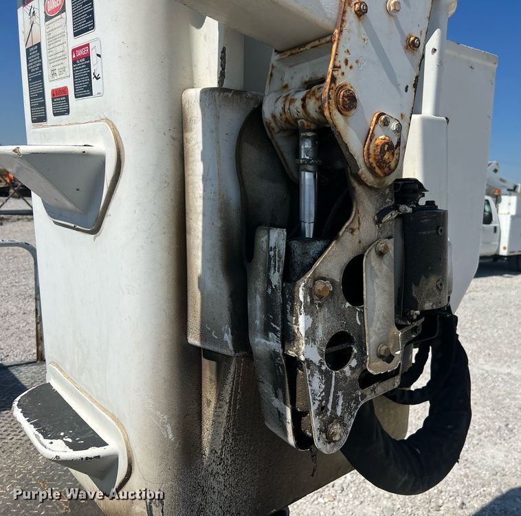 image for item LI9608 2003 Ford F550 Super Duty XL  bucket truck