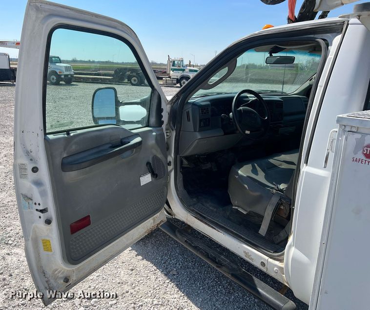 image for item LI9608 2003 Ford F550 Super Duty XL  bucket truck