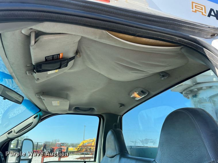 image for item LI9608 2003 Ford F550 Super Duty XL  bucket truck