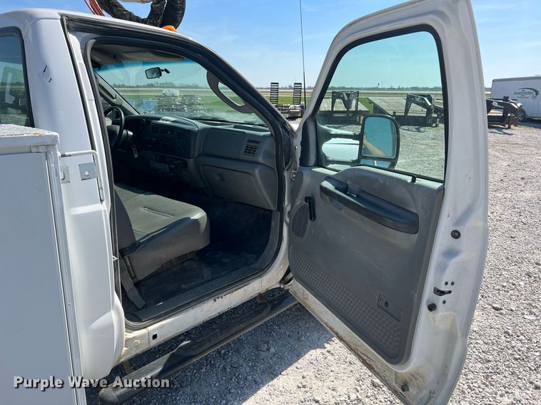 image for item LI9608 2003 Ford F550 Super Duty XL  bucket truck