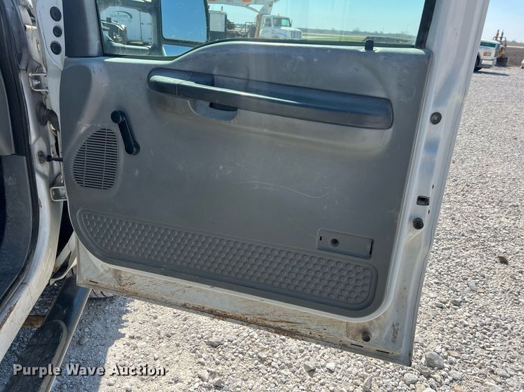 image for item LI9608 2003 Ford F550 Super Duty XL  bucket truck