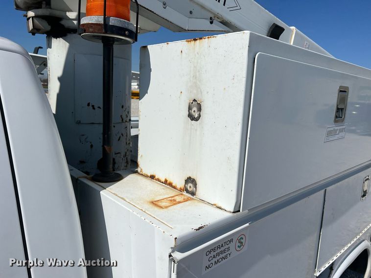 image for item LI9609 2003 Ford F550 Super Duty XL  bucket truck