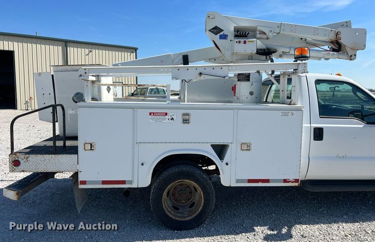 image for item LI9609 2003 Ford F550 Super Duty XL  bucket truck