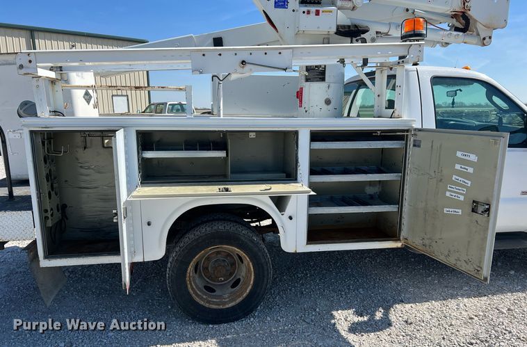 image for item LI9609 2003 Ford F550 Super Duty XL  bucket truck