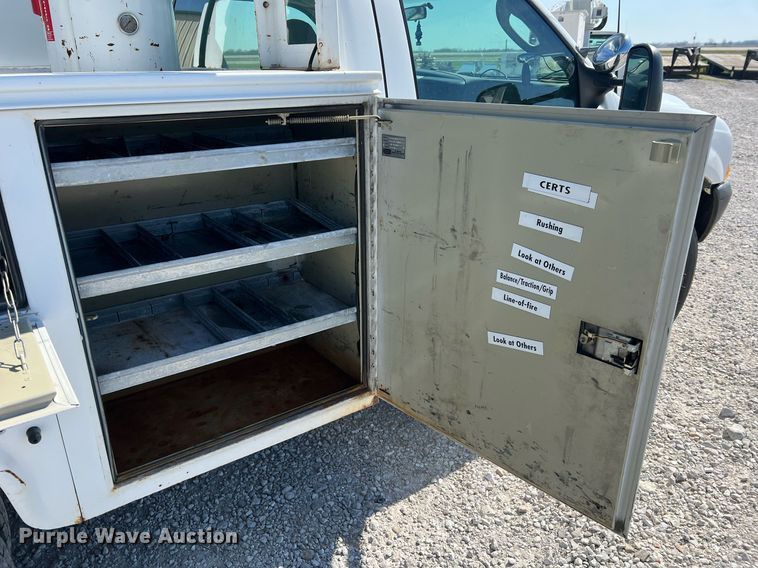 image for item LI9609 2003 Ford F550 Super Duty XL  bucket truck