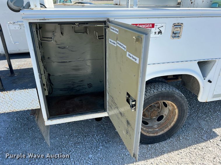 image for item LI9609 2003 Ford F550 Super Duty XL  bucket truck