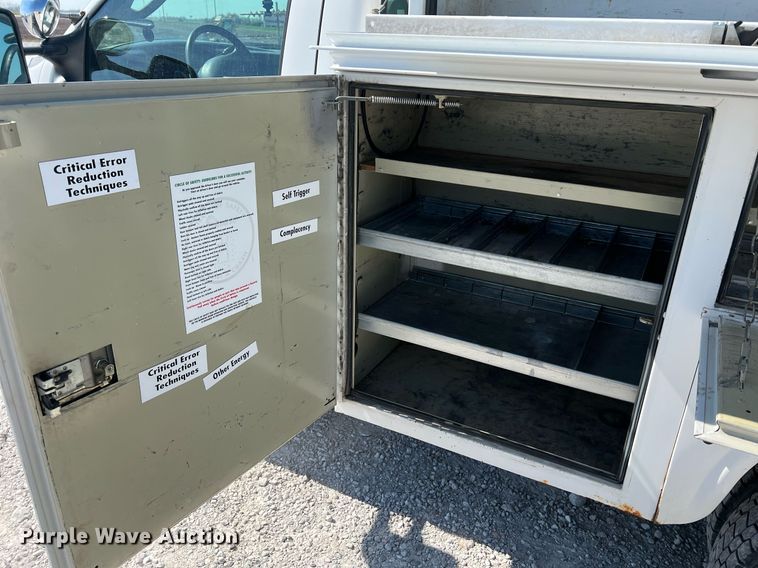 image for item LI9609 2003 Ford F550 Super Duty XL  bucket truck