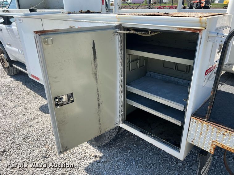 image for item LI9609 2003 Ford F550 Super Duty XL  bucket truck