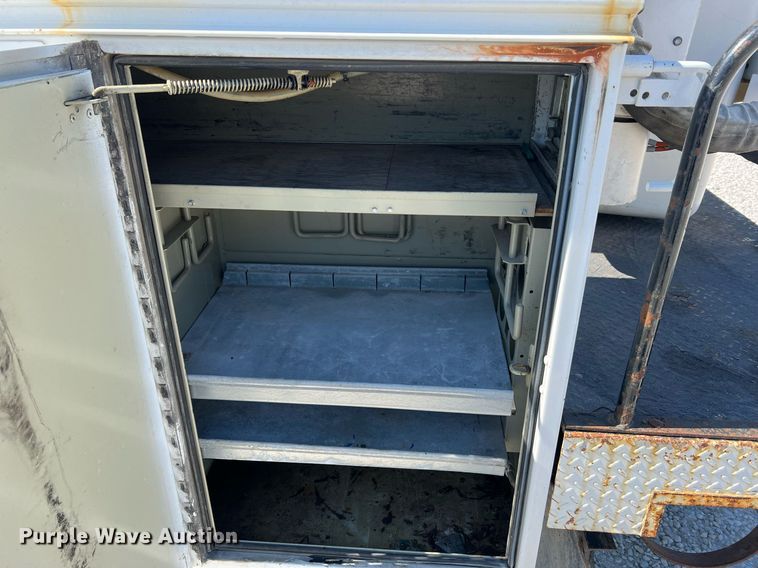 image for item LI9609 2003 Ford F550 Super Duty XL  bucket truck