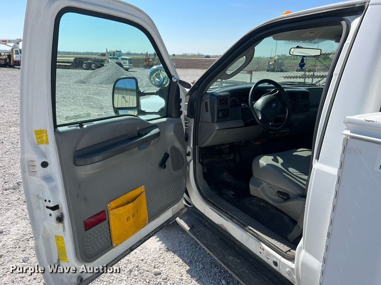 image for item LI9609 2003 Ford F550 Super Duty XL  bucket truck