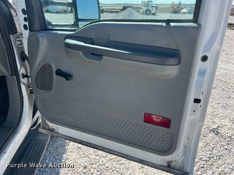 image for item LI9609 2003 Ford F550 Super Duty XL  bucket truck