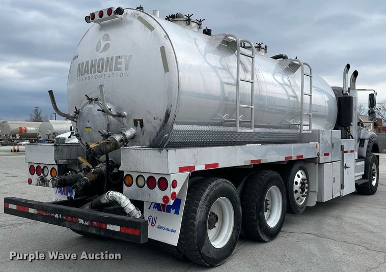 image for item LJ9593 2016 International 7600  vacuum truck