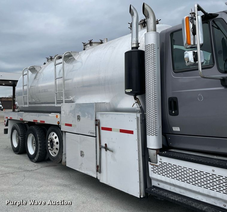 image for item LJ9593 2016 International 7600  vacuum truck