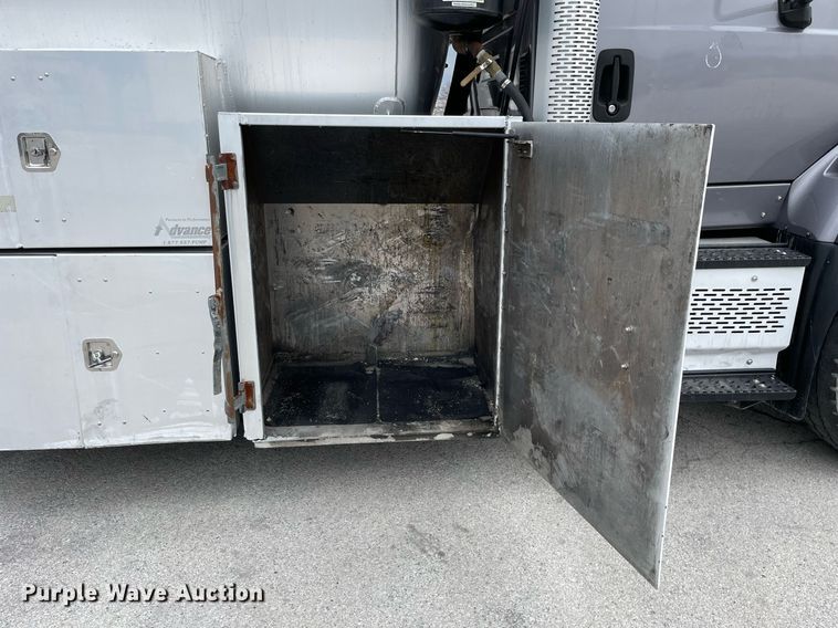 image for item LJ9593 2016 International 7600  vacuum truck