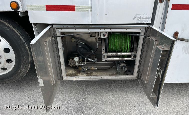 image for item LJ9593 2016 International 7600  vacuum truck