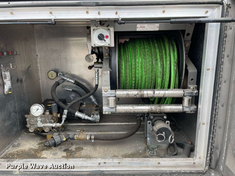 image for item LJ9593 2016 International 7600  vacuum truck