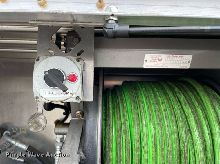 image for item LJ9593 2016 International 7600  vacuum truck