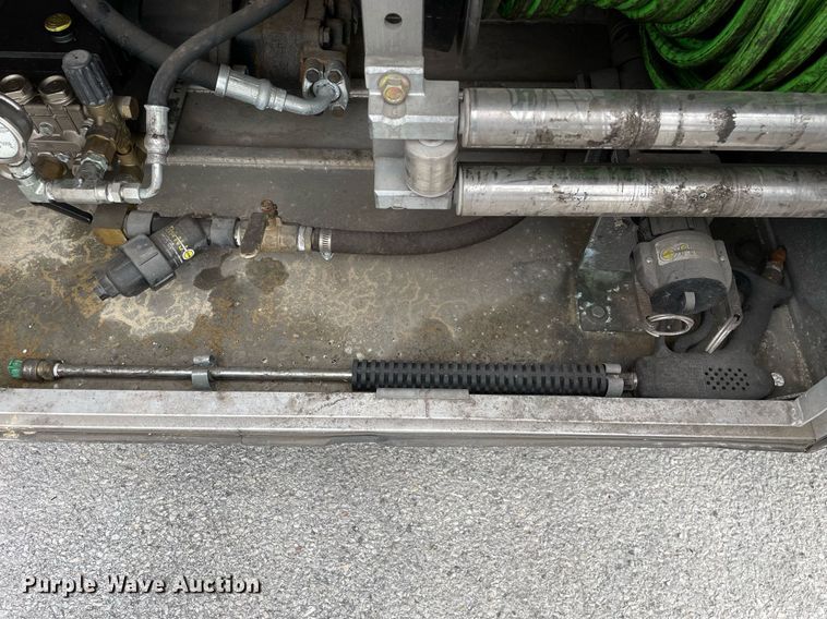 image for item LJ9593 2016 International 7600  vacuum truck