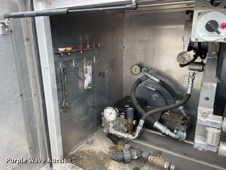 image for item LJ9593 2016 International 7600  vacuum truck