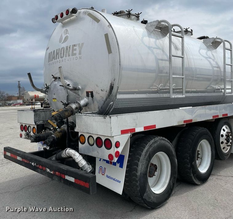 image for item LJ9593 2016 International 7600  vacuum truck