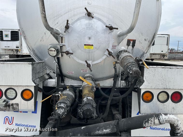 image for item LJ9593 2016 International 7600  vacuum truck