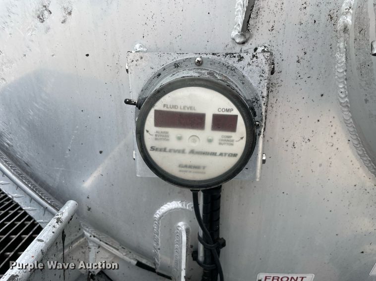 image for item LJ9593 2016 International 7600  vacuum truck